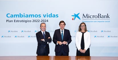 Desde la izquierda, el presidente de MicroBank, Juan Carlos Gallego; el presidente de CaixaBank, José Ignacio Goirigolzarri, y la directora general de MicroBank, Cristina González Viu, en la presentación del plan estratégico de MicroBank 2022-2024.