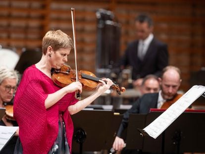Isabelle Faust durante su interpretación el pasado jueves del ‘Concierto para violín’ de György Ligeti en el KKL de Lucerna.