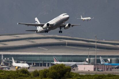 La possible ampliació de l’aeroport del Prat (a baix) ha quedat suspesa.