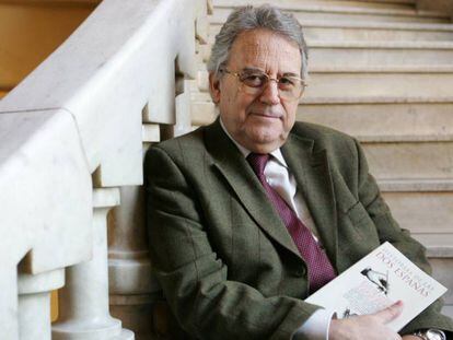 Santos Juliá, durante la presentación de su libro 'Historia de las dos Españas', en el Círculo de Bellas Artes de Madrid en 2004.