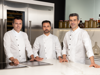 Oriol Castro, Eduard Xatruch y Mateu Casañas, en una imagen proporcionada por el restaurante Disfrutar.