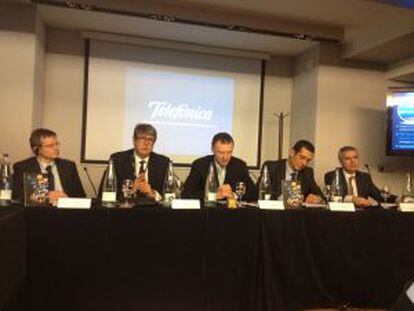 Enrique Blanco, el segundo por la izquierda, ha anunciado el despliegue de la 4G de telefonía en Barcelona por parte de Telefónica, durante el MWC.
