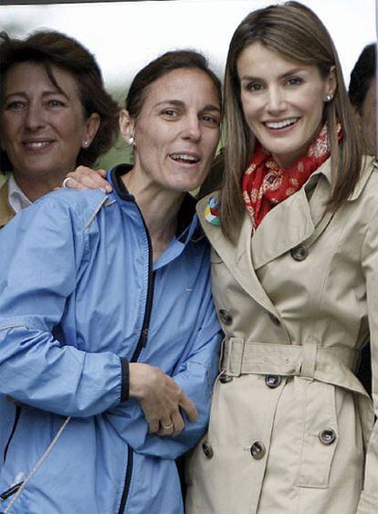 La Princesa Letizia abraza a la primera madre en llegar a la meta, Cristina Blázquez.