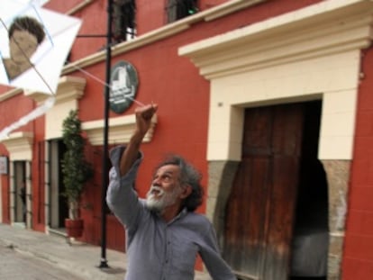 Toledo volando una cometa en Oaxaca.