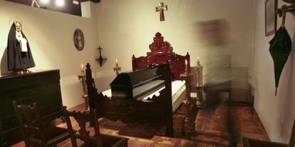 En el apartado del velatorio todos los objetos adquieren una transcendencia violenta. Todo ahí es lo que de verdad es. Terrible.