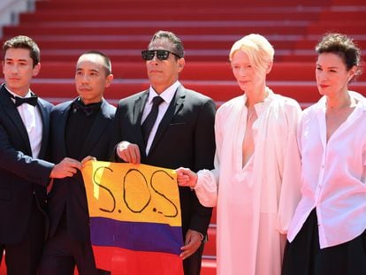 Durante la proyección de "Memoria", en el Festival de cine de Cannes, el director y actores de la película muestran la bandera colombiana con el signo de S.O.S, el 15 de julio de 2021