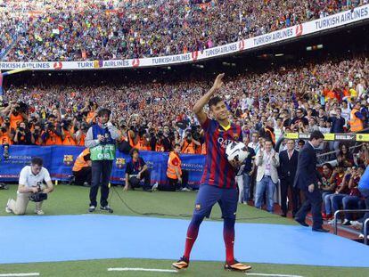 Neymar saluda al Camp Nou durante su presentación.