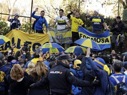 Aficionados de Boca Juniors fuera del hotel del equipo en Madrid.
