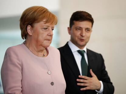 La canciller alemana Ángela Merkel junto al presidente ucraniano Zelenskiy. Fuente de vídeo: La Nación.