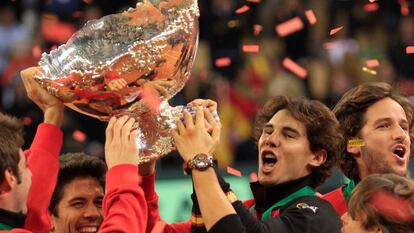 Rafa Nadal celebra tras ganar la Copa Davis en 2011 ante Argentina en Sevilla.