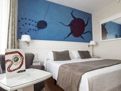 Una de las habitaciones del hotel Joan Miró Museum, de Palma, con obra gráfica del pintor.