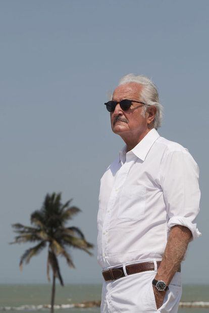 El escritor Carlos Fuentes en Cartagena de Indias.