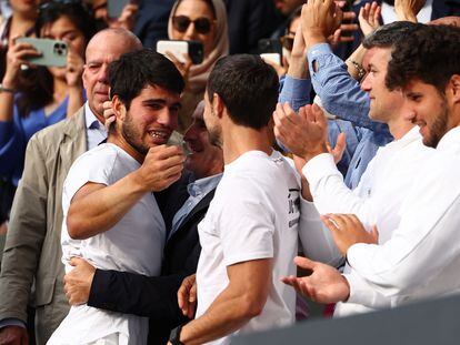 Carlos Alcaraz celebra con sus allegados el triunfo contra Djokovic.