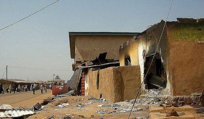 Vista de una casa quemada tras los enfrentamientos entre jóvenes critianos y musulmanes en Nasarawa, en la provincia de Jos, en Nigeria