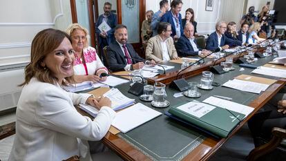 La alcaldesa de Valencia, María José Catalá , del PP, preside la reunión durante la firma del pacto con Vox, este viernes, en Valencia.