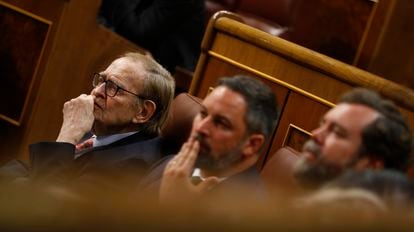 Ramón Tamames, candidato de Vox en la moción de censura, y los diputados de la ultraderecha, Santiago Abascal e Iván Espinosa de los Monteros, siguen la intervención del presidente del Gobierno, Pedro Sánchez.