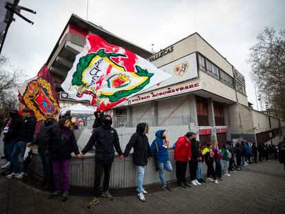 Aficionados del Rayo Vallecano forman una cadena humana en protesta por el posible traslado del estadio.