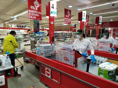 Trabajadores de un supermercado, durante la pandemia.