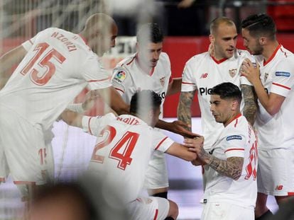 Los jugadores del Sevilla celebran el gol de Banega.