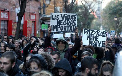 "Las vidad negras importan" es el lema de un cartel que porta un manifestante.