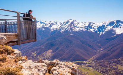 El mirador de Fuente Dé, en la parte cántabra del macizo de Picos de Europa, se asoma desde 1.823 metros de altitud. Un histórico teleférico sube al viajero en apenas cuatro minutos.