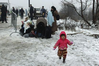 Pese a las bajas temperaturas del invierno, el flujo de inmigrantes hacia Europa se mantiene en las &uacute;ltimas semanas, como este campamento en Serbia. 