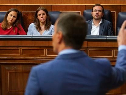 Pedro Sánchez (en primer plano, de espaldas), frente a la líder de Podemos, Ione Belarra, la ministra de Igualdad, Irene Montero, y el ministro de Consumo, Alberto Garzón, en el Pleno del Congreso del 25 de junio.