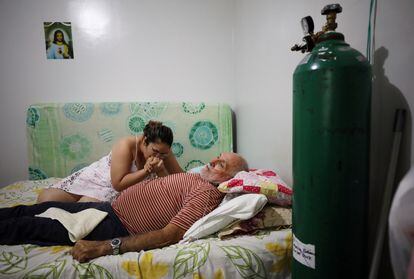 Un enfermo de coronavirus en la improvisada sala de emergencias que su hija le ha montado en casa, este miércoles en Manaos. 