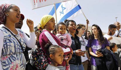 Inmigrantes africanos se manifiestan frente a las oficinas del primer ministro Netanyahu, este martes en Jerusalén.