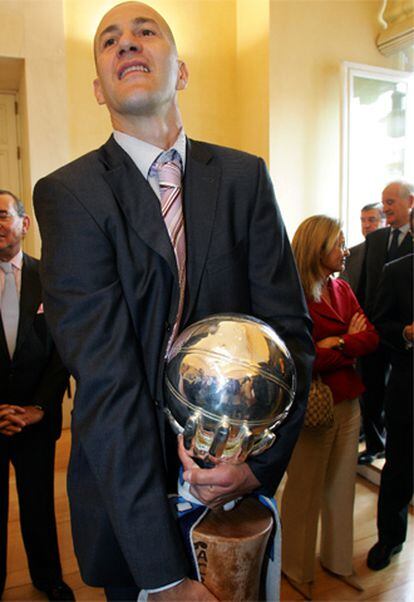 Alberto Herreros, con el trofeo de la Liga.