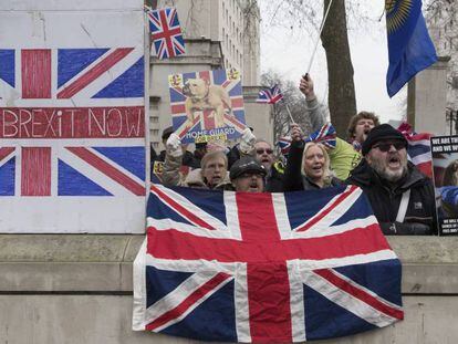 Varias personas participan en la manifestaci&oacute;n a favor del brexit en el Old Palace Yard, en Londres, el pasado 23 de enero.
