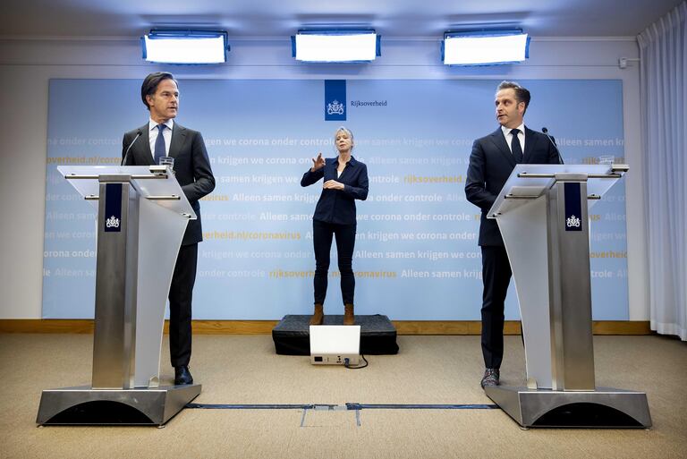 Minister-president Mark Rutte en minister van Volksgezondheid Hugo de Jong ontmoeten elkaar dinsdag in Den Haag.