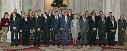 Los Reyes posan con los asistentes a la Conferencia de Presidentes en el Palacio Real de Madrid.