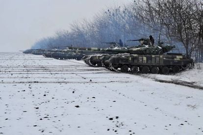 Tanques de las fuerzas ucranianas en la frontera con Rusia