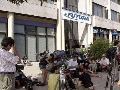 Varios periodistas esperaban ayer a las puertas de la sede de la aerolínea Futura, en Palma de Mallorca.