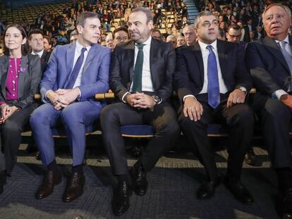 El presidente del Gobierno, Pedro Sánchez y la ministra de Turismo, Reyes Maroto, en el Foro Exceltur.