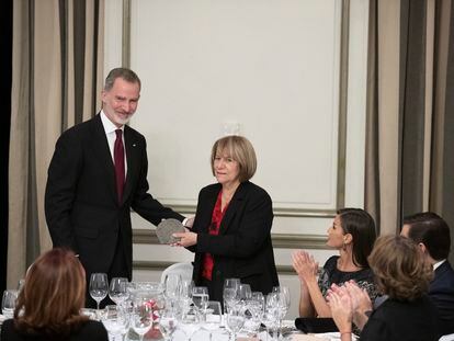Los Reyes presiden la entrega del premio de periodismo Francisco Cerecedo a Pilar Bonet, corresponsal de EL PAÍS durante más de 30 años en Moscú, en el hotel Palace.