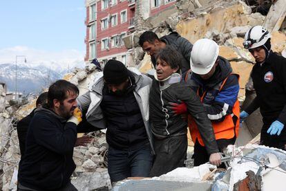 Un residente, tras ser rescatado por los servicios de emergencias en la ciudad turca de Hatay.