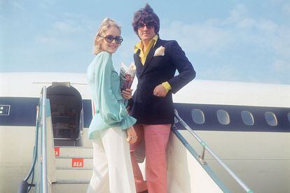 Twiggy y Justin de Villeneuve de vacaciones en Grecia en 1968.