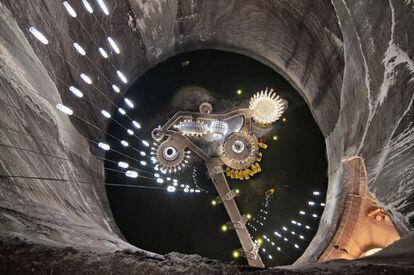 La mina de sal de Turda, ubicada a unos 30 kilómetros al sur de la ciudad transilvana de Cluj, en <a href="https://elviajero.elpais.com/tag/rumania/a" target="_blank">Rumania</a>, ha sido felizmente convertida en un balneario salino subterráneo para que los visitantes reciban haloterapia a base de sal y se relajen en su insólito ‘spa’. Explotada desde el año 1075 de nuestra era, en ella no penetran los rayos de sol, y a cambio son potentes focos y neones los que le proporcionan una luminosidad espectral. El resto de las sorpresas que ofrece la antigua mina son su noria subterránea, su pequeño lago con botes con los que se puede recorrer a remo y hasta una sala de conciertos y un minigolf.<br></br> Más información: <a href="https://www.salinaturda.eu/" target="_blank">salinaturda.eu</a>