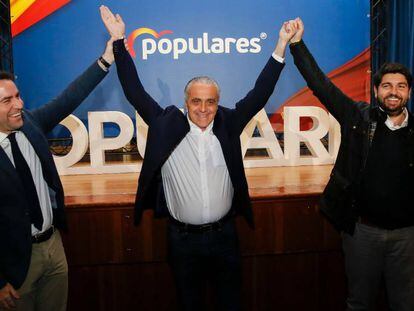 Manuel Egea, en el centro, junto a Teodoro García Egea y Fernando López Miras durante la presentación de su candidatura a la Alcaldía de Cieza.