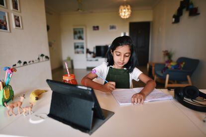 La educación de calidad es uno de los objetivos principales de la Agenda 2030. En la imagen, una niña estudia en su casa.