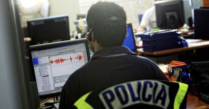 Un agente de la polic&iacute;a antidroga con el sistema de escuchas SITEL, en Galicia el 27 de junio de 2011.