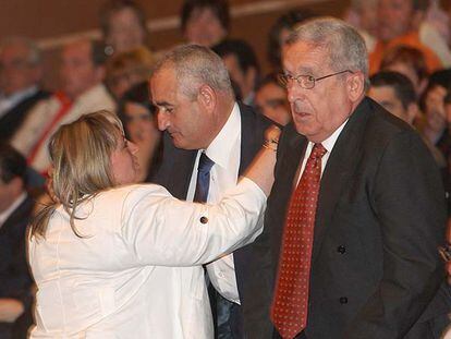 Marián Romero, viuda de Isaías Carrasco, saluda en el Auditorio del Kursaal (San Sebastián) al guardia civil Leoncio Sainz en presencia de Santos Santamaría, padre de un <i>mosso</i> asesinado en 2000.