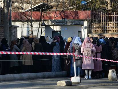 Estudiantes afganas se concentran a la entrada de la Universidad de Kabul, en febrero pasado.