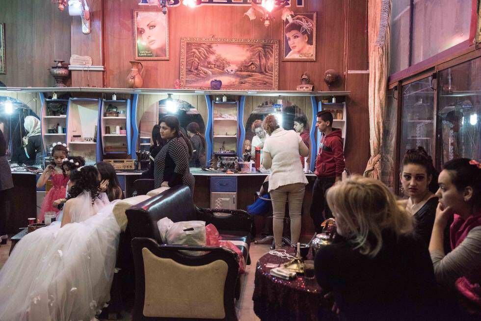 Varias novias se preparan para el enlace en el salón de belleza de Alestora, en la ciudad de Homs.