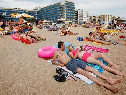 Turistas en la playa del municipio de Santa Susana (Tarragona).