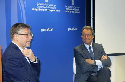 El expresidente de la Generalitat Artur Mas en una charla con el corresponsal europeo y escritor Jean Quatremer 