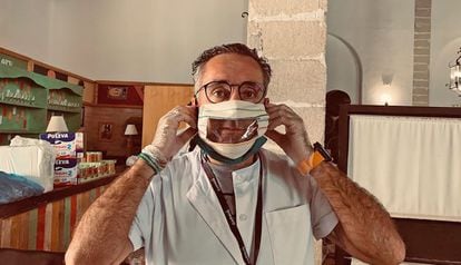 Tomás Sampalo, voluntario de Jeréz se prueba una mascarilla para personas sordas.
