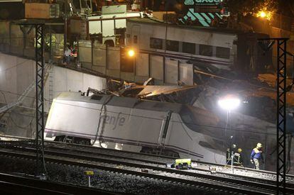 Los servicios de emergencia trabajan junto a las vías tras el accidente del tren Alvia que cubría la ruta entre Madrid y Ferrol